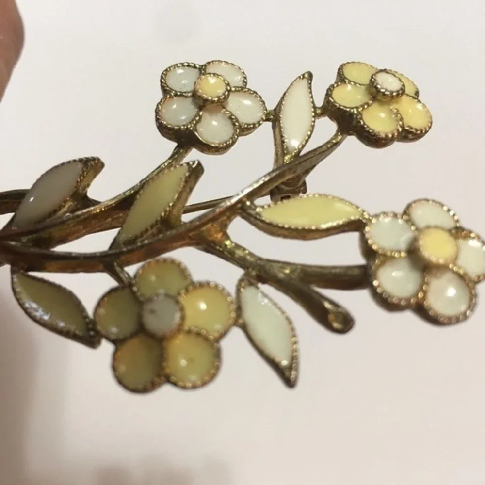 Vintage Gold Tone‎ Yellow White Flower Pin Scarf Brooch 2.5